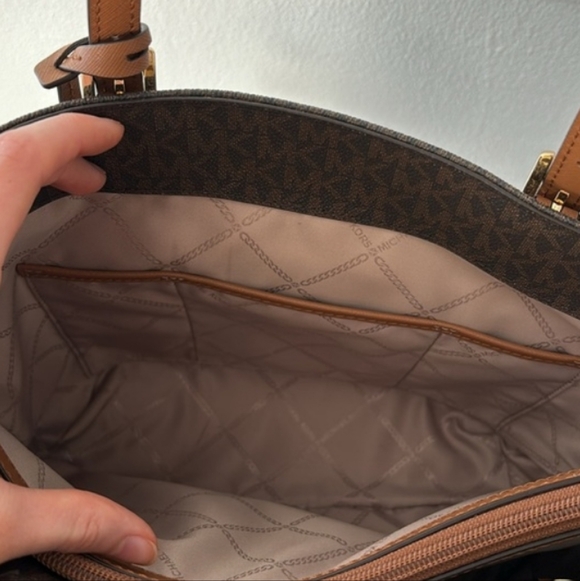 Michael Kors Jet Set Large Logo Pocket Tote Bag - Picture 11 of 16